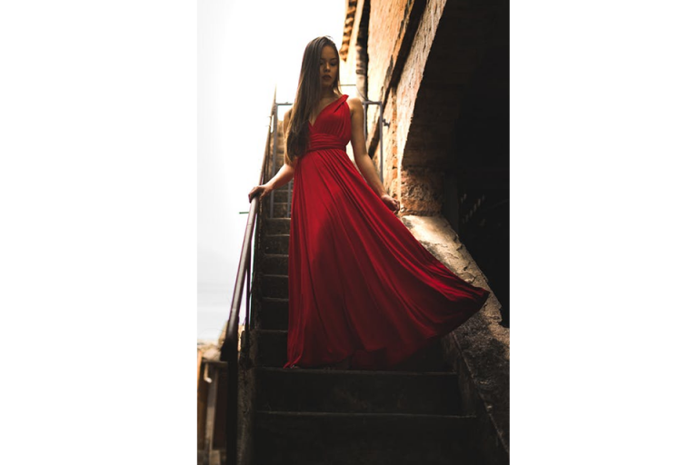 fată cu rochie roșie pe scări