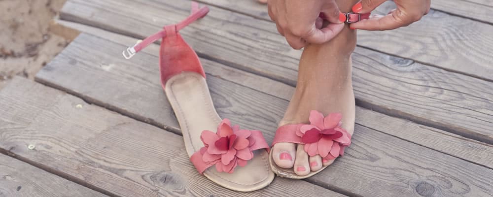 sandale roz cu floricele