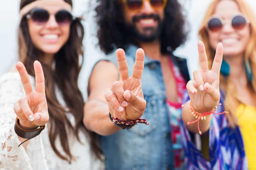 oameni hippie care arata pace