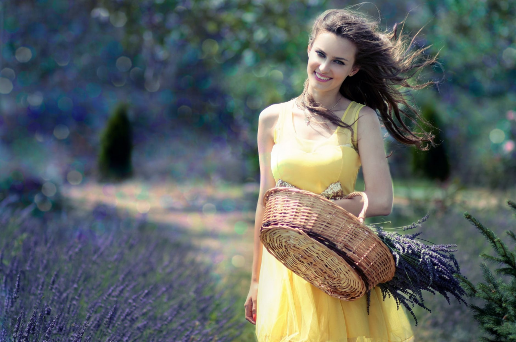 fată îmbrăcată cu rochie galbenă pe un câmp de lavandă